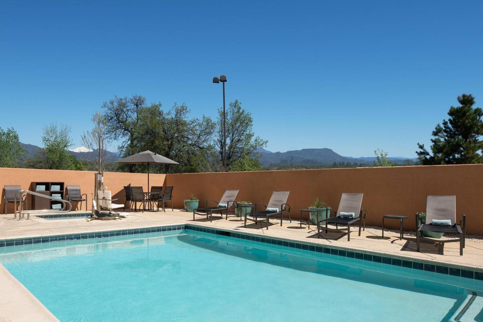 Fairfield Inn & Suites Redding Exterior photo